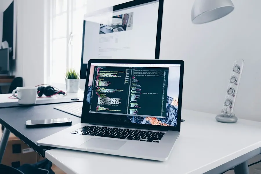 Laptop mostrando código en un escritorio ordenado